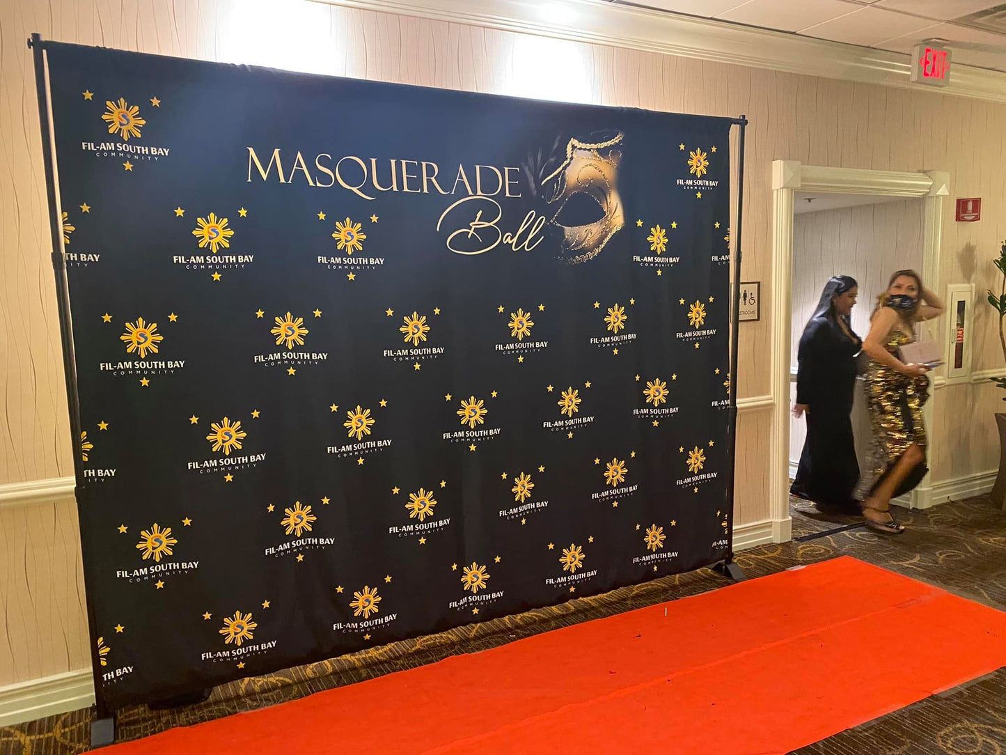 BACKDROP STEP-AND-REPEAT WITH STAND